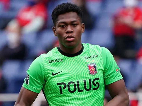 Kiper Urawa Reds, Zion Suzuki.