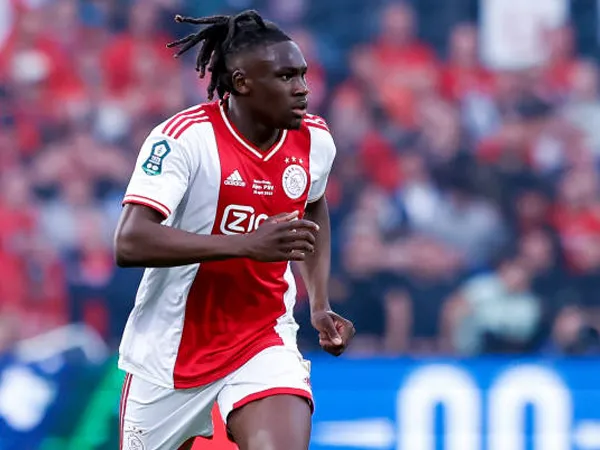 Fulham Resmi Datangkan Bek Nigeria, Calvin Bassey dari Ajax Amsterdam