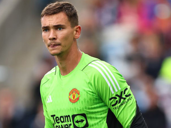 Aston Villa Intip Peluang Rekrut Matej Kovar dari Manchester United