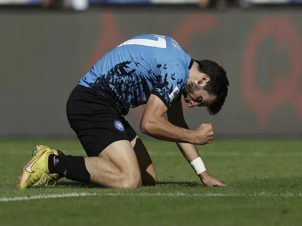 Cedera saat bertanding melawan Girona (2/8), Napoli memberikan update terbaru terkait kondisi dari Khvicha Kvaratskhelia / via Getty Images