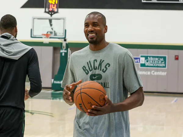 Serge Ibaka bingung dengan situasinya kala memperkuat Milwaukee Bucks.