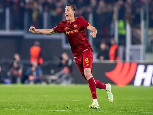 Nemanja Matic dilaporkan segera meninggalkan AS Roma untuk bergabung ke salah satu klub kontestan Ligue 1 Prancis / via Getty Images