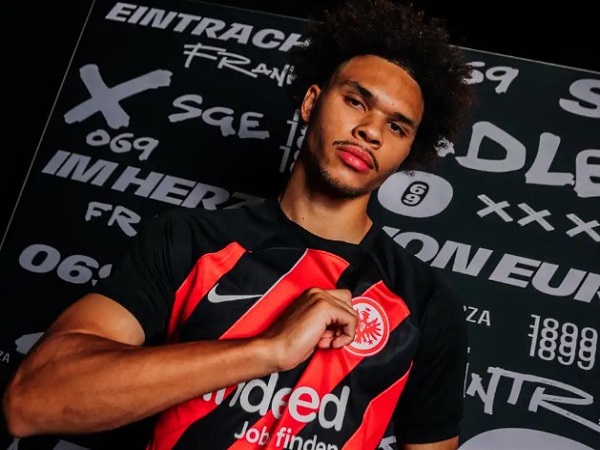 Resmi: Eintracht Frankfurt Berhasil Datangkan Nnamdi Collins dari Dortmund