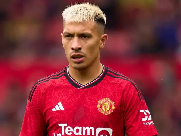 Bek Manchester United, Lisandro Martinez.