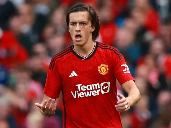 Bek Manchester United, Alvaro Fernandez.