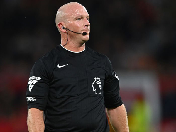 'Bantu' MU Raih Kemenangan, Simon Hooper Kena Sanksi