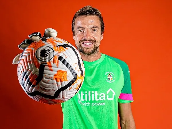 Tim Krul bergabung dengan Luton Town