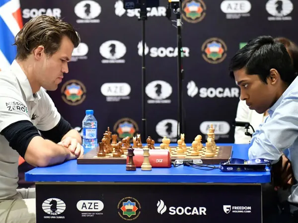 Magnus Carlsen (kiri) dan Rameshbabu Praggnanandhaa bertanding di babak final Piala Dunia Catir FIDE 2023. (Foto: CNN)
