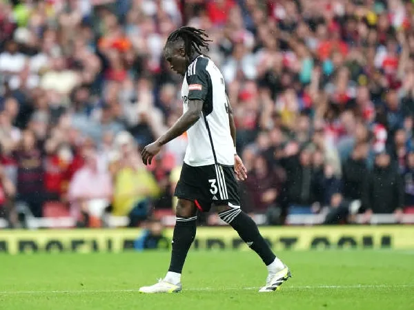 Bek Fulham, Calvin Bassey, mendapat dua kartu kuning melawan Arsenal