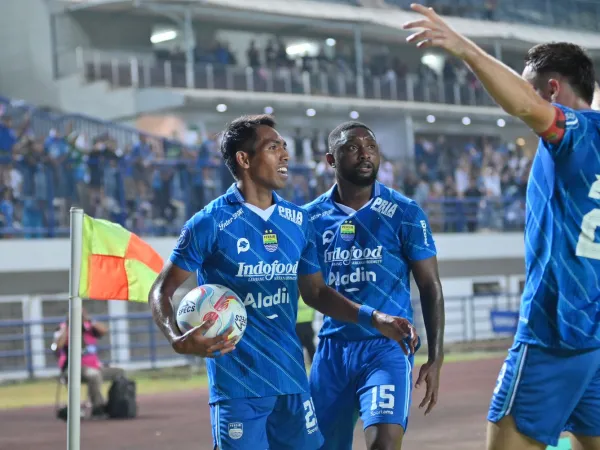 Frets Butuan ketika merayakan gol