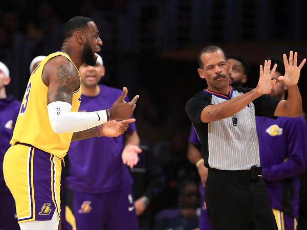 Wasit Eric Lewis Akhirnya Resmi Pensiun Dari NBA