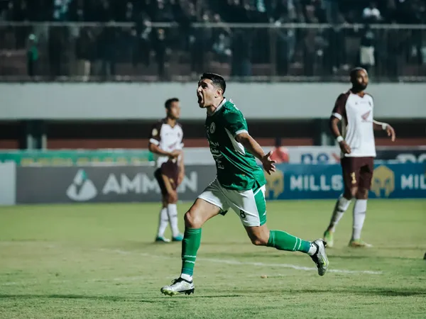 Gelandang PSS Sleman, Esteban Vizcarra merayakan gol ke gawang PSM Makassar