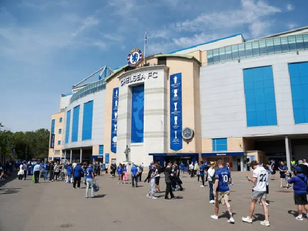 Dua patung singa besar akan berdiri di luar stadion Chelsea, Stamford Bridge