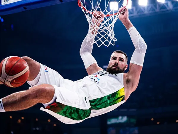 Jonas Valanciunas (Lithuania) mendominasi di bawah ring saat timnya mengalahkan Slovenia. (Foto: The Straits)