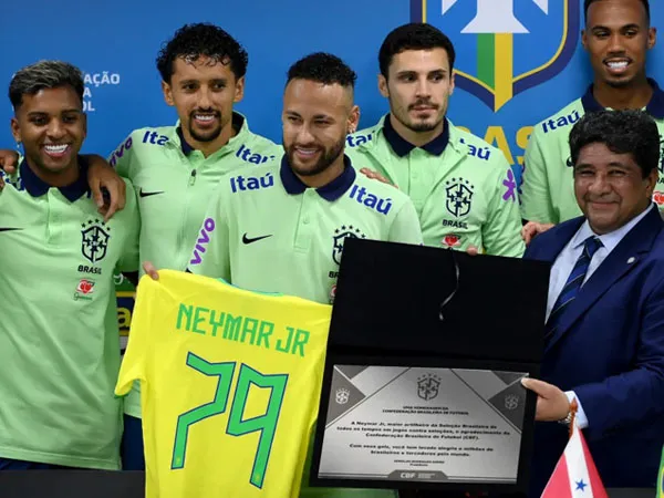 Neymar menerima jersey dan plakat khusus dari federasi sepak bola Brasil CBF setelah melewati rekor gol Pele. (Foto: AP)
