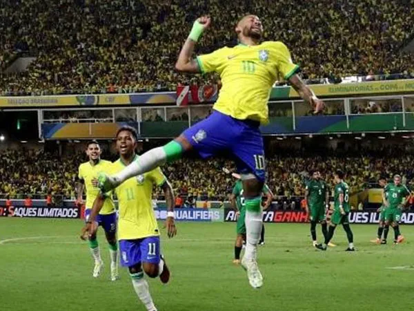Neymar melakukan selebrasi gol ala Pele saat memecahkan rekor gol sang legenda dalam laga melawan Bolivia. (Foto: AP)