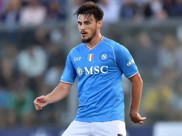 Gelandang Napoli, Eljif Elmas.