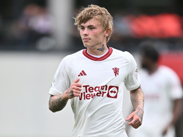 Ditaksir Banyak Klub, Isak Hansen-Aaroen Pilih Bertahan di MU