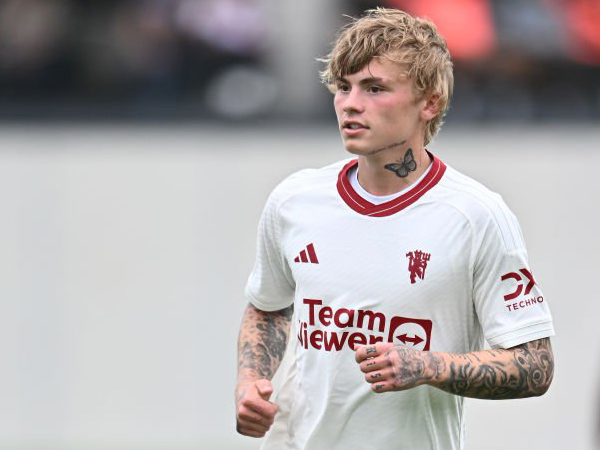 Isak Hansen-Aaroen Ingin Tiru Perjalanan Karier Alejandro Garnachodi MU