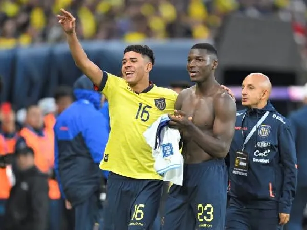 Kendry Paez bersama pemain Chelsea, Moises Caicedo, di timnas Ekuador