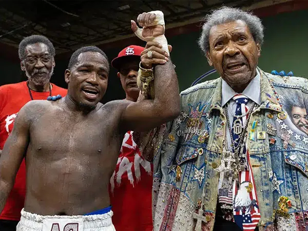 Adrien Broner (kiri) dan Don King setelah pertarungan melawan Bill Hutchinson. (Foto: The Ring)