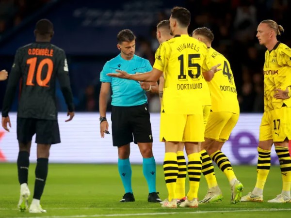 Dortmund Dihukum Penalti Lawan PSG, Marius Wolf Sebut Wasit Arogan