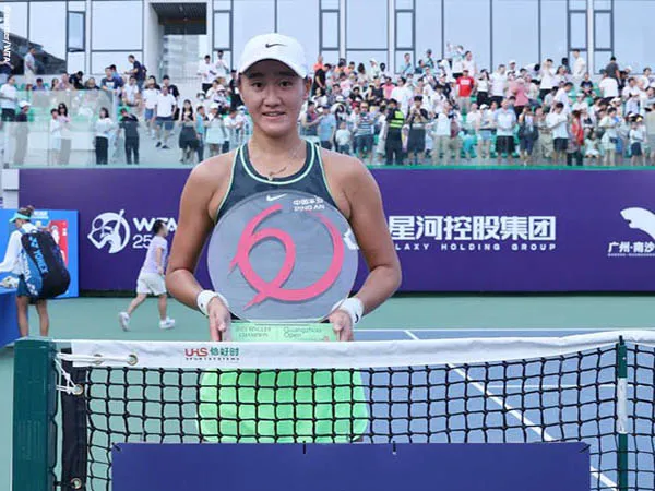 Wang Xiyu Angkat Trofi Kemenangan Pertama Di Guangzhou