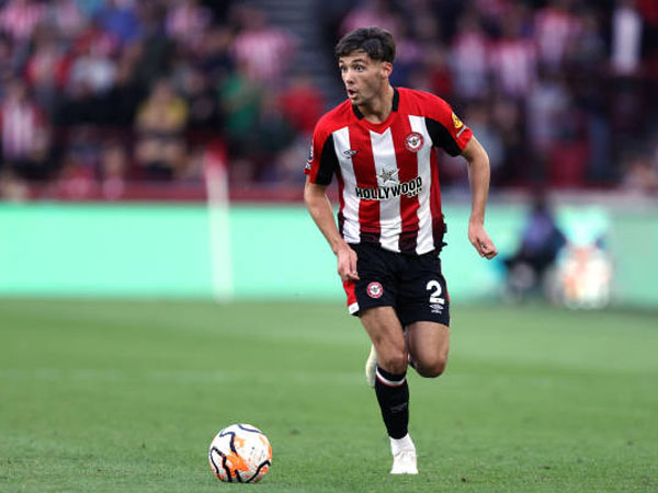 Liverpool Tertarik Datangkan Bek Brentford, Aaron Hickey