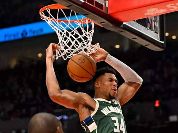 Hakeem Olajuwon Acungi Jempol Etos Kerja Giannis Antetokounmpo