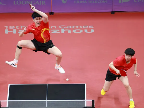 Wang Chuqin/Sun Yingsha dari China bertanding di semifinal ganda campuran tenis meja di Asian Games Hangzhou. (Foto: Xinhua)