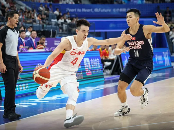 Zhao Jiwei (kiri) dari China menggiring bola saat pertandingan babak penyisihan grup bola basket putra melawan Hong Kong di Asian Games Hangzhou. (Foto: Xinhua)