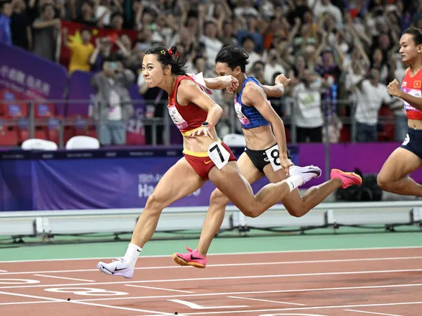 Ge Manqi (paling kiri) dari China beraksi saat finis pertama dalam final lari 100m putri di Asian Games Hangzhou. (Foto: Xinhua)