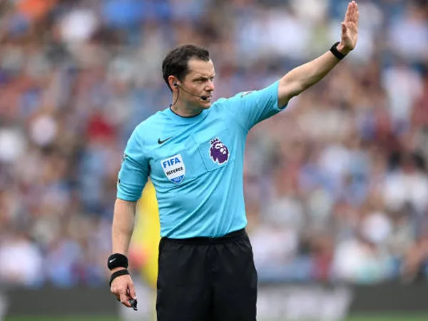 Sebelum Rugikan Liverpool, Darren England Pernah Buat Kesalahan yang Sama