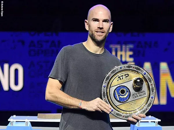 Adrian Mannarino Angkat Trofi Kemenangan Di Astana