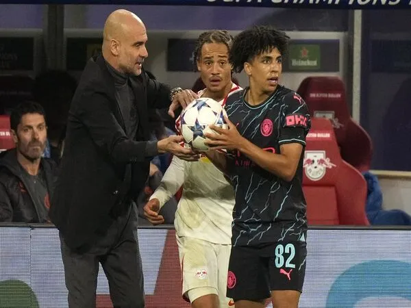 Rico Lewis dipuji sebagai pemain dengan kualitas lengkap oleh Pep Guardiola, usai Manchester City menang 3-1 atas RB Leipzig di matchday kedua UCL (5/10) / via Getty Images