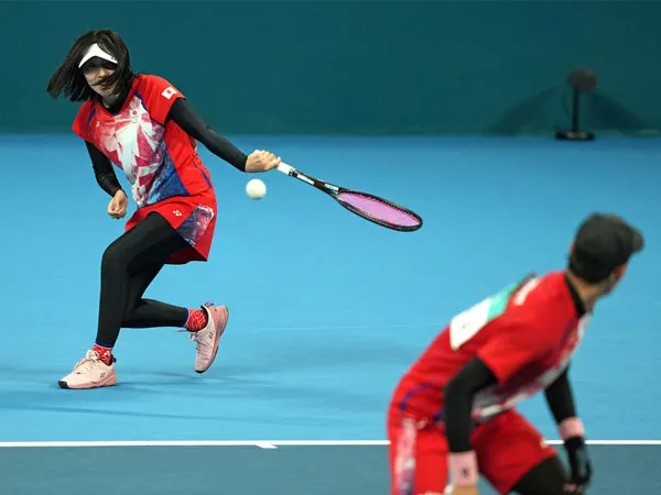 Toshiki Uematsu (kanan) dan Noa Takahashi dari Jepang bertanding dalam final ganda campuran soft tennis di Asian Games Hangzhou. (Foto: Xinhua)