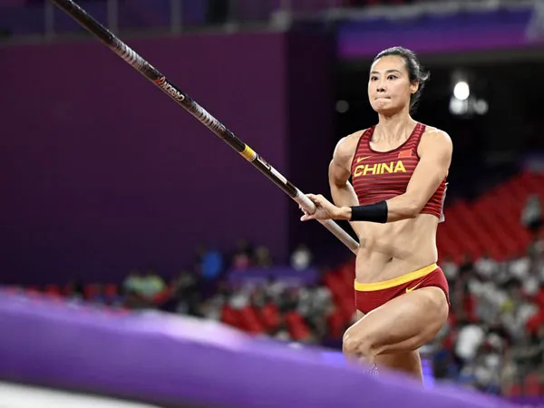 Li Ling bertanding di final lompat galah putri di Asian Games Hangzhou. (Foto: Xinhua)