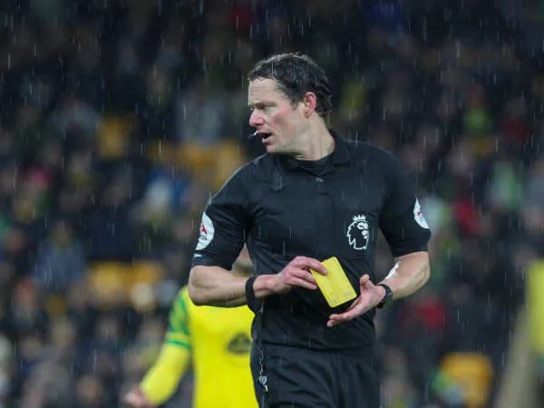 Darren England Takkan Dilibatkan Lagi di Semua Pertandingan Sisa Liverpool