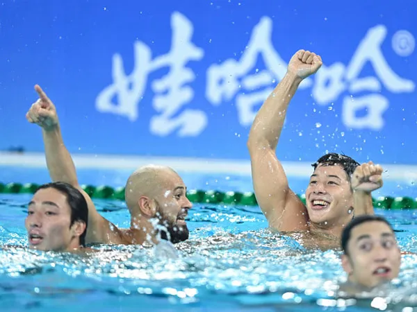 Para pemain Jepang merayakan kemenangan atas China di final polo air putra Asian Games Hangzhou. (Foto: Xinhua)