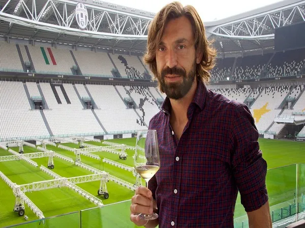 Andrea Pirlo punya kebijakan 'nyeleneh' sebagai pelatih, dengan memperbolehkan anak asuhnya merokok di kamar ganti tim / via Istimewa