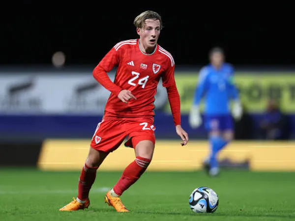 Jalani Debut Impian, Wales Pertahankan Charlie Savage di Tim Senior