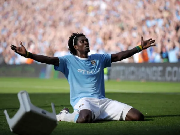 Emmanuel Adebayor melakukan selebrasi kontroversial di depan penggemar Arsenal