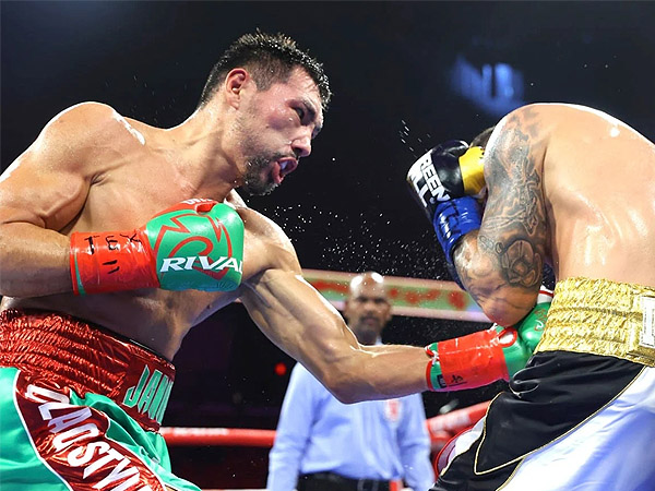 Janibek Alimkhanuly Satukan Sabuk, Menang TKO atas Vicenzo Gualtieri