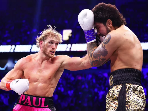 Logal Paul (kiri) memenangkan setiap ronde hingga ronde keenam, ketika pertandingan melawan Dillon Danis berubah menjadi kacau. (Foto: Reuters)