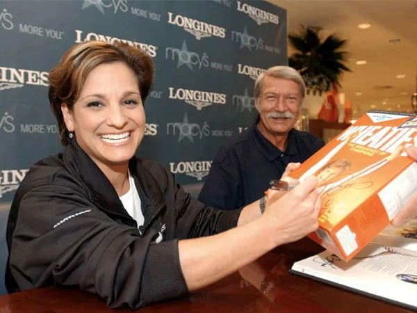 Mary Lou Retton merupakan atlet wanita pertama yang tampil di sampul depan kotak sereal ikonik Wheaties. (Foto: Reuters)