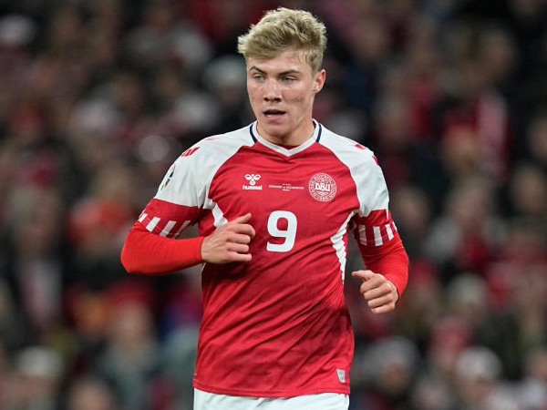 Rasmus Hojlund Bangga Dapat Warisan Nomor dari Martin Braithwaite