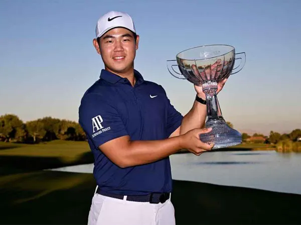 Tom Kim berpose dengan trofi Shiners Children's Open yang juga dimenangkannya tahun lalu di Las Vegas. (Foto: ESPN)