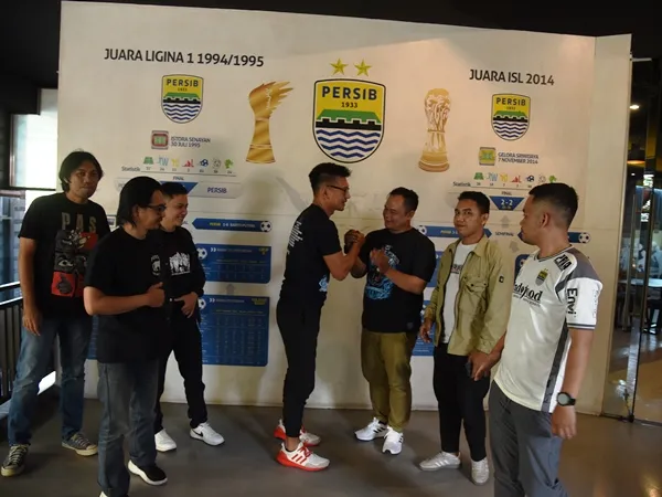 Manajemen Persib dan perwakilan Bomber ketika melakukan pertemuan di Graha Persib