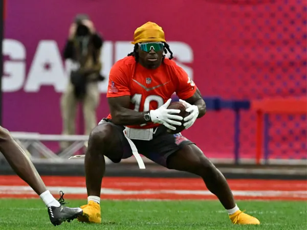 Bintang NFL Tyreek Hill memainkan flag football dalam acara tahunan Pro Bowl yang mempertemukan pemain all-star AFC dan NFC. (Foto: AP)