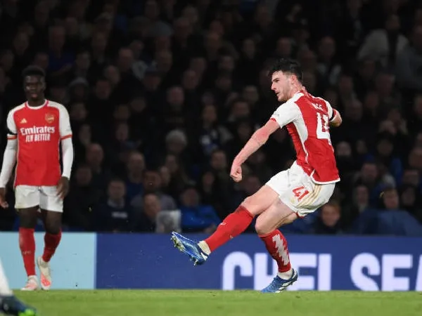 Declan Rice mencetak gol dari jarak jauh ke gawang Chelsea